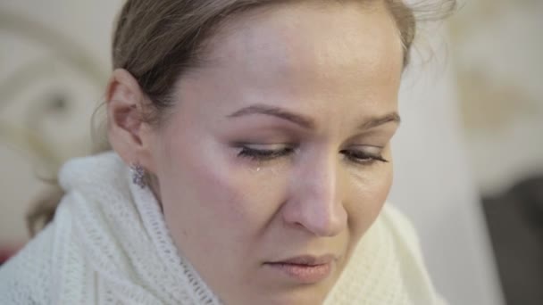 Smutny nadużycia kobiety z brązowe oczy, płacz, rozstanie z ukochaną osobą — Wideo stockowe