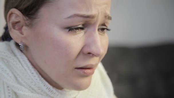 Sad misbruikt vrouw met bruine ogen huilen, parting met uw geliefde — Stockvideo