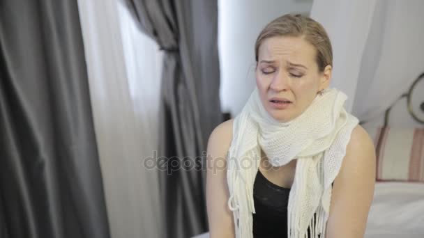 Besvikelse kvinna med bruna ögon gråter, torkar bort tårar med en papper näsduk — Stockvideo