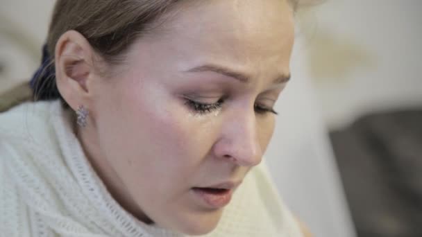 Hayal kırıklığı kadın ağlıyor, mendil gözyaşlarını bir kağıt mendil ile kahverengi gözlü — Stok video