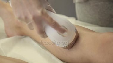 Şevval Özçelik Güzellik istemcileri bacaklar, photoepilation Güzellik Salonu içinde saç kaldırır.