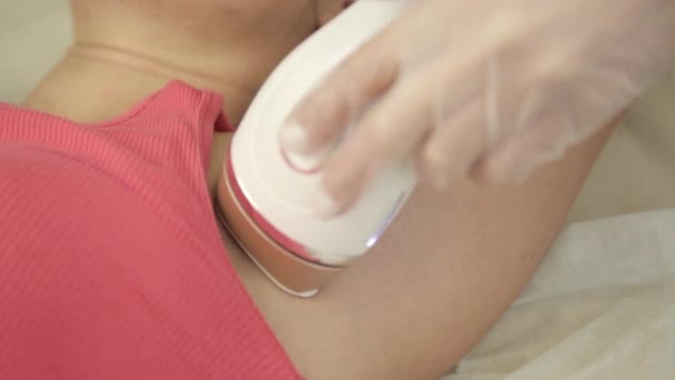 客户在美容院用电子设备接收脱毛的腋窝 — 图库视频影像
