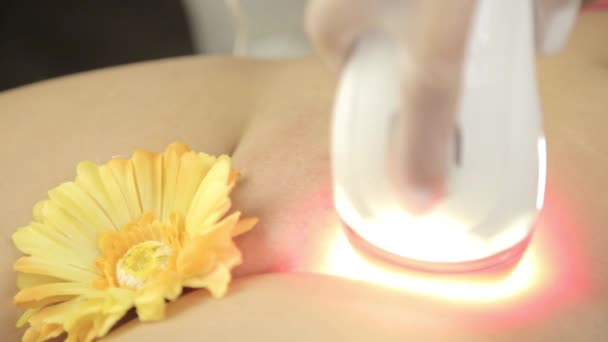 Istemci bikini bölgesi epilasyon güzellik salonunda elektronik cihazlar ile alır — Stok video