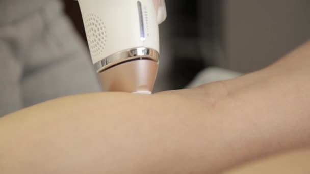 Cliente recebe defasagens epilation no salão de beleza com photoepilation eletrônico — Vídeo de Stock