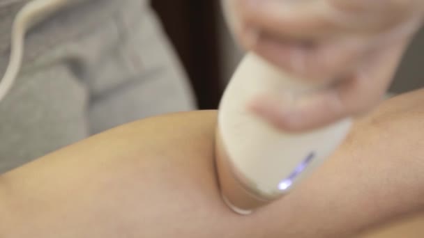 Klient obdrží MAS epilace v salonu krásy s elektronickými photoepilation — Stock video