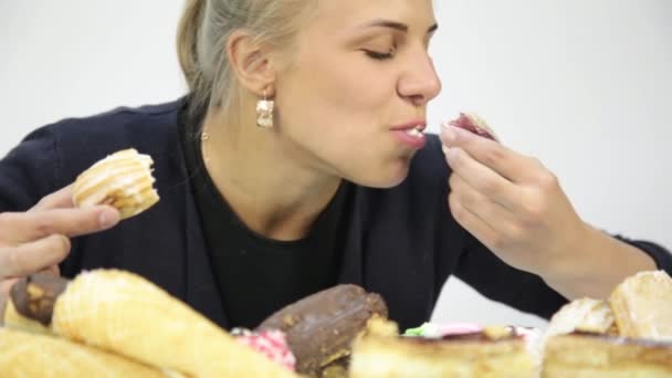 Frossare kvinna äta cupcakes med frenesi efter lång diet — Stockvideo