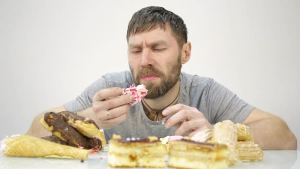 Barbu dévore un gâteau. nourriture nocive mais délicieuse — Video