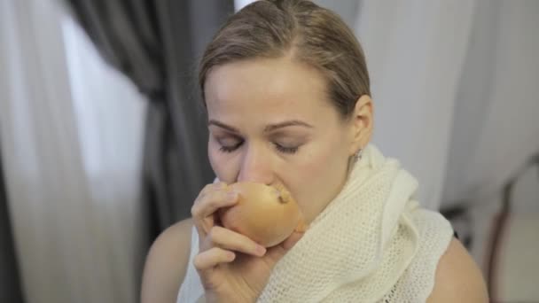 Afetado pela mulher fria cura um nariz escorrendo com uma cebola — Vídeo de Stock