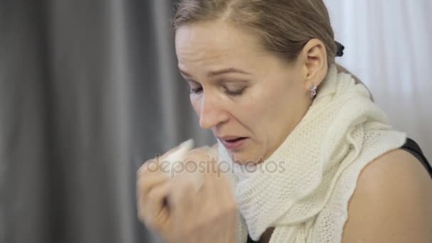 Triste femme guérit un nez qui coule avec un oignon, éternue bruyamment et essuie son nez — Video