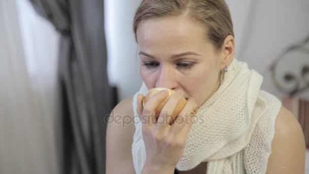 Sorgliga kvinna läker en rinnande näsa med en lök, nyser högljutt och våtservetter hans näsa — Stockvideo
