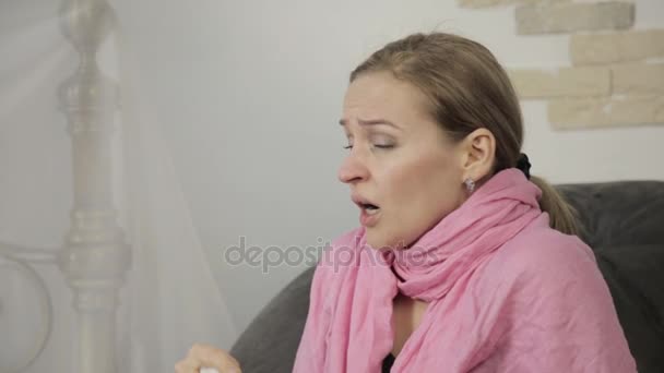 Zieke vrouw veegt zijn neus met behulp van een servet en luid niest — Stockvideo