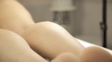 Şevval Özçelik Güzellik kadın bacaklar balmumu Depilasyon yapıyor