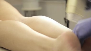 Şevval Özçelik Güzellik kadın bacaklar balmumu Depilasyon yapıyor