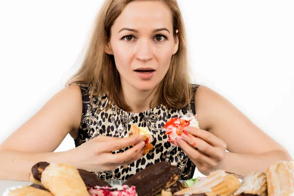 Wanita muda makan cupcakes dengan senang hati setelah diet — Stok Foto