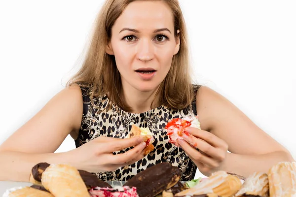 Jovem mulher comendo cupcakes com prazer após uma dieta — Fotografia de Stock