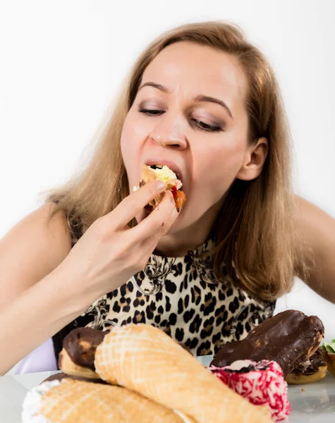 Glotón mujer comer cupcakes con frenesí después de la dieta larga —  Fotos de Stock