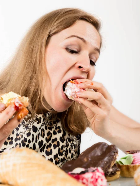 贪吃的女人吃的蛋糕与狂热后, 长期饮食 — 图库照片