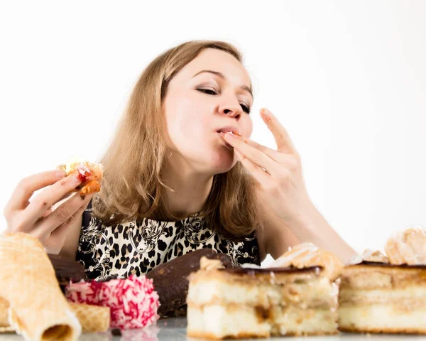 Obur kadın frenzy ile cupcakes sonra uzun beslenme — Stok fotoğraf