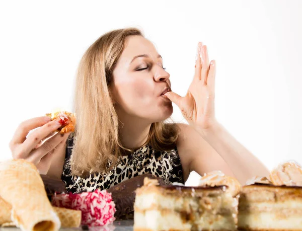 Genç kadın zevk ile cupcakes sonra beslenme — Stok fotoğraf