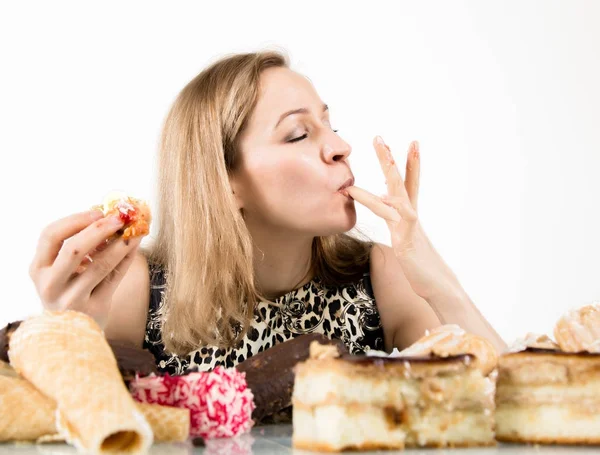 Młoda kobieta jedzenie babeczki z przyjemnością po diecie — Zdjęcie stockowe