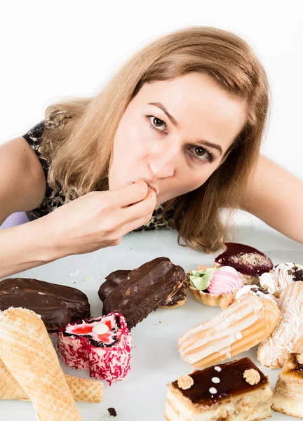 Femme glouton manger des cupcakes avec frénésie après une longue alimentation — Photo