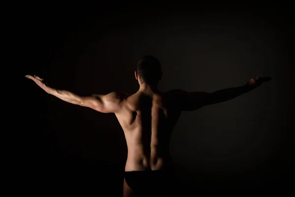 Stark muskulös man torso poser på svart bakgrund — Stockfoto