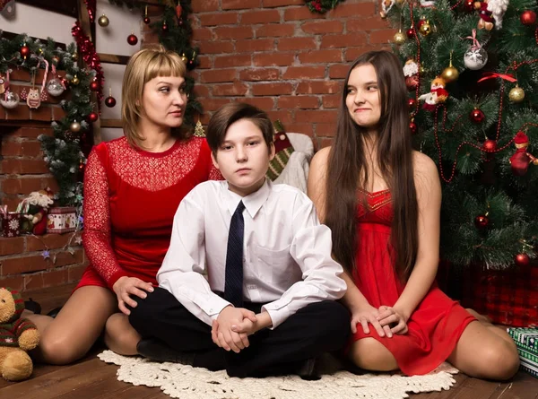 Famille heureuse, mère avec deux enfants à côté de l'arbre de cristaux le jour de Noël — Photo