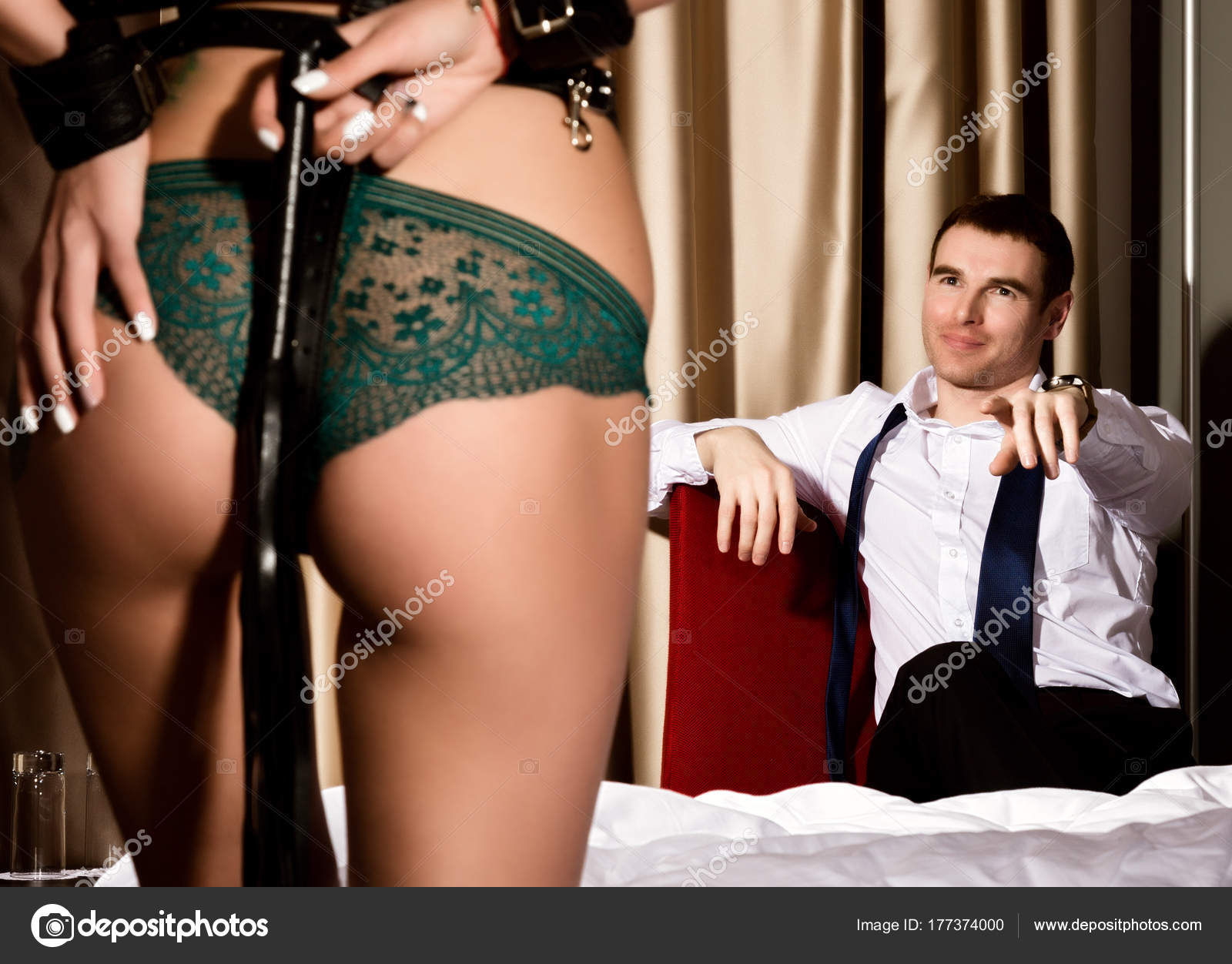 Доминирующая сексуальная женская задница в трусах с кнутом, стоящим перед красивым парнем. Концепция БДСМ стоковое фото ©sandy-che.yandex.ru 177374000