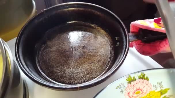 Preparándose para freír panqueques en una sartén. Cocinar en casa — Vídeos de Stock