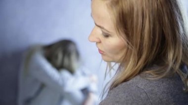 içme alkol, korkmuş kızı anne bir duvara yakın oturur. kadın alkolizm ve çocuk istismarı