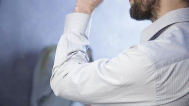 içme alkol, korkmuş kızı babası bir duvara yakın oturur. alkolizm ve çocuk istismarı