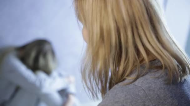 Betrunkene Mutter und verängstigte Tochter. Häusliche Gewalt und Kindesmissbrauch — Stockvideo