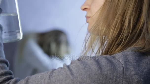 Mère buvant de l'alcool, fille effrayée s'assoit près d'un mur. alcoolisme féminin et abus envers les enfants — Video