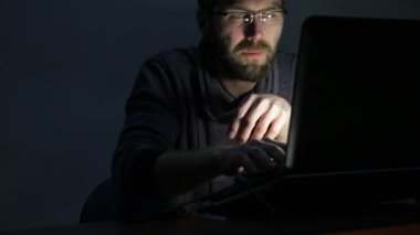 sakallı adam üstünde laptop çalışma boşa çıkarmak ve üzmek başlar
