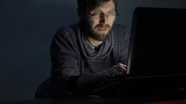 sakallı adam üstünde laptop çalışma boşa çıkarmak ve üzmek başlar