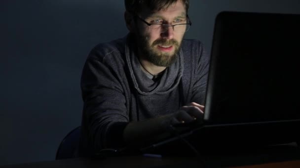 Frustrated bearded man working on laptop and begins to upset — Stock Video