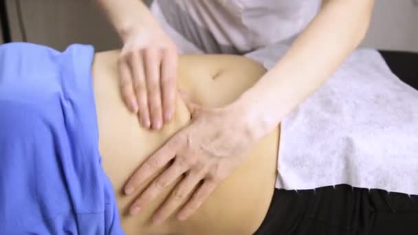 Femme médecin fait un massage abdominal au patient — Video