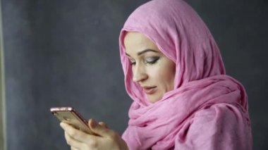 pembe hijab cep telefonuyla konuşmak güzel Müslüman kadın