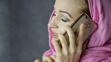 pembe hijab cep telefonuyla konuşmak güzel Müslüman kadın