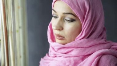 güzel Müslüman Arap kadın perdeye arıyor