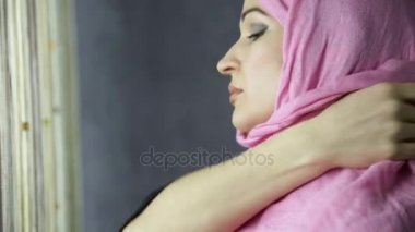 güzel Müslüman Arap kadın perdeye arıyor