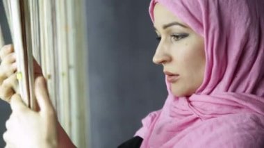 güzel Müslüman Arap kadın perdeye arıyor