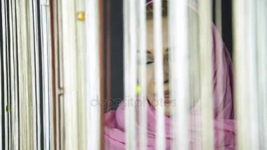 pembe hijab genç Müslüman Arap kadın içecekler kahve ve pencereden dışarı bakıp