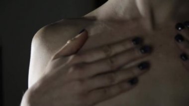 güzel kadın krem koyu arka plan üzerinde omzuna koyar