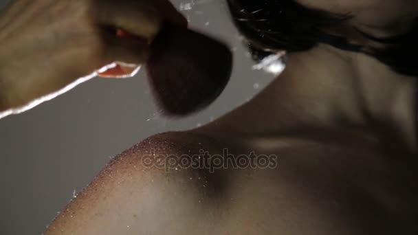 Professionele make-up artiest doet make-up voor model met pailletten — Stockvideo