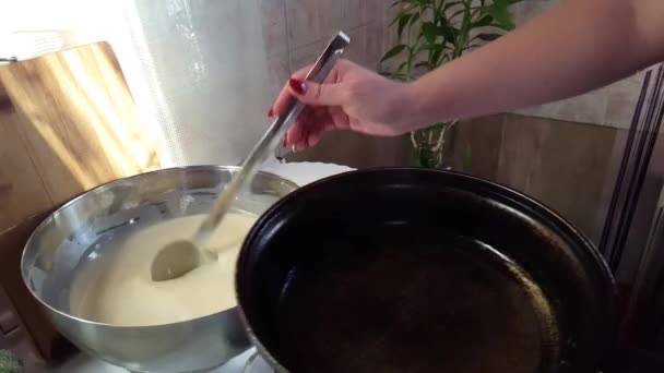Смажити млинці в сковороді о домашній кухні. внутрішня рутина — стокове відео