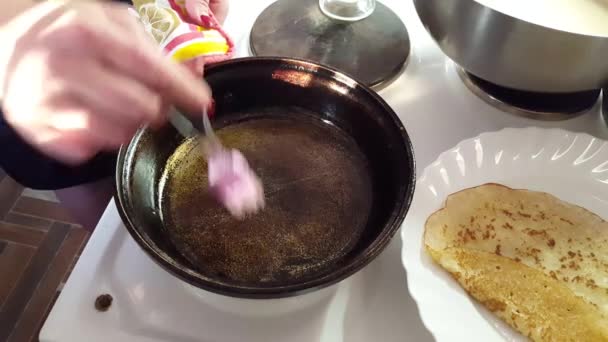 Voorbereidingen voor het bakken van de pannenkoeken in een koekepan. Thuis koken — Stockvideo