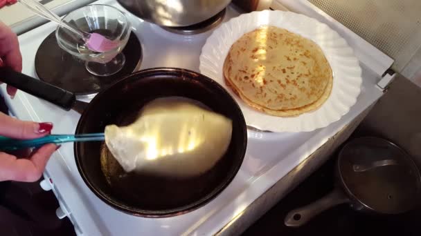 Sütjük egy serpenyőben palacsinta ó egy otthoni konyha. hazai rutin — Stock videók
