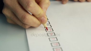 yakın çekim el cevap yaprak kırmızı kalemle doldurarak öğrenci