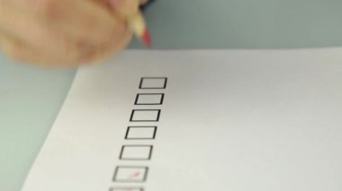 yakın çekim el denetimini devre dışı bir kırmızı kalemle listelemek için